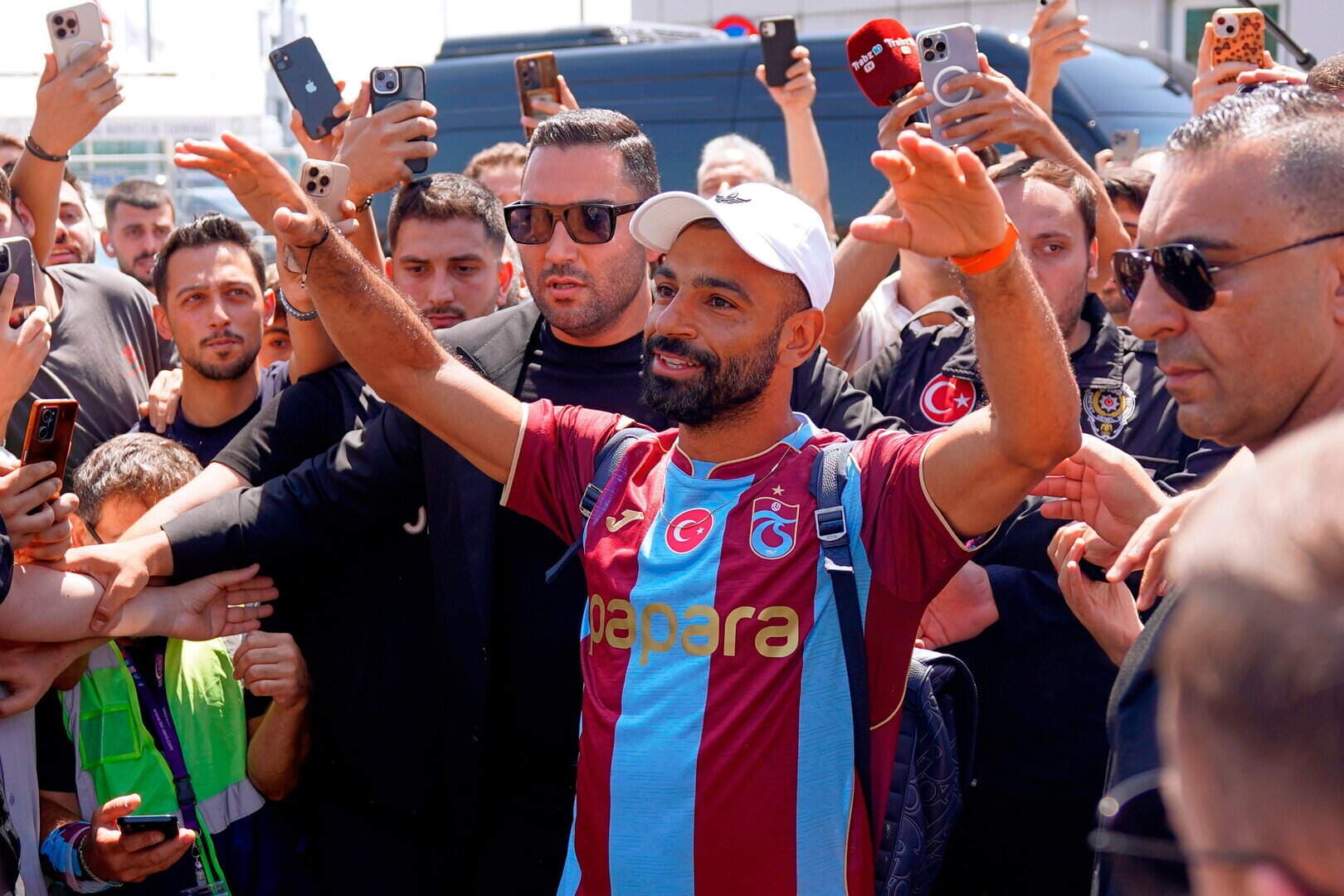 mo salah arrives in turkey seen being welcomed by the clubs supporters